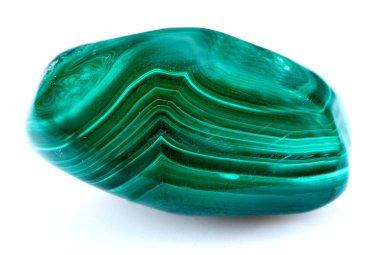 beyaz zemin üzerinde mineral malakit