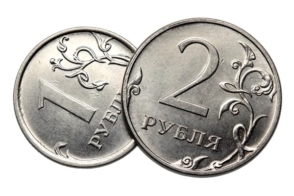Deux pièces une et deux roubles sur un fond blanc — Photo