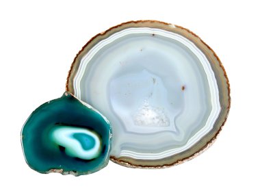 Beyaz bir arka plan üzerinde kesme akik