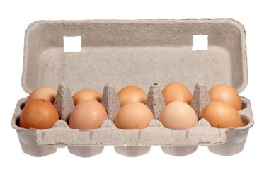 Beyaz arkaplanda paketlenmiş yumurtalar