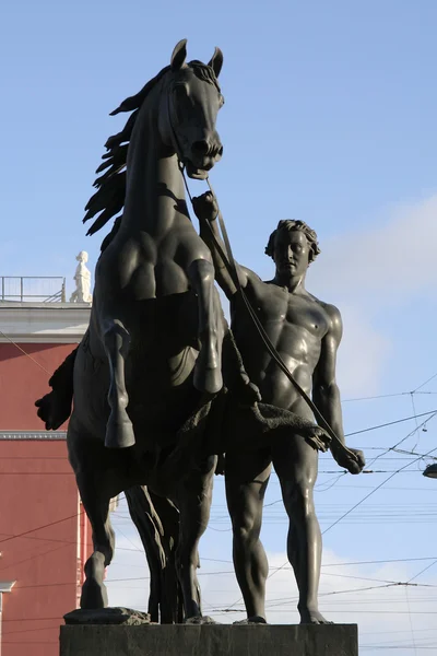 Socha na mostě Anichkovy. St. Petersburg — Stock fotografie