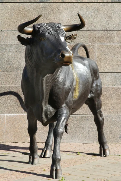Estatua de bronce de un toro — Foto de Stock