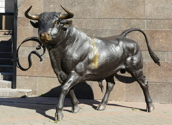 Estatua de bronce de un toro — Foto de Stock