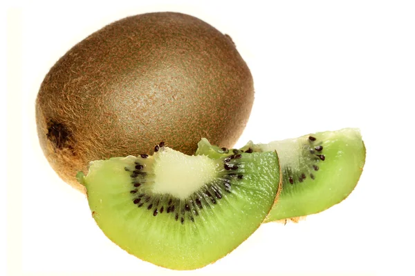 Los frutos maduros del kiwi sobre el fondo blanco —  Fotos de Stock