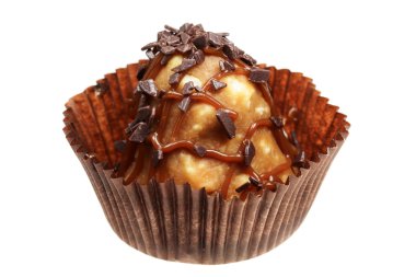 Beyaz arka planda çikolatalı pasta