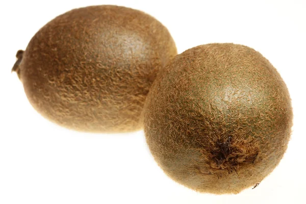 Rijpe vruchten voor een kiwi op een witte achtergrond — Stockfoto