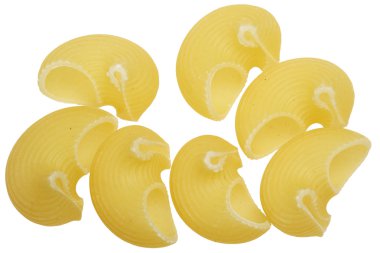 Beyaz bir arka plan üzerinde kuru makarna