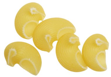 Beyaz bir arka plan üzerinde kuru makarna