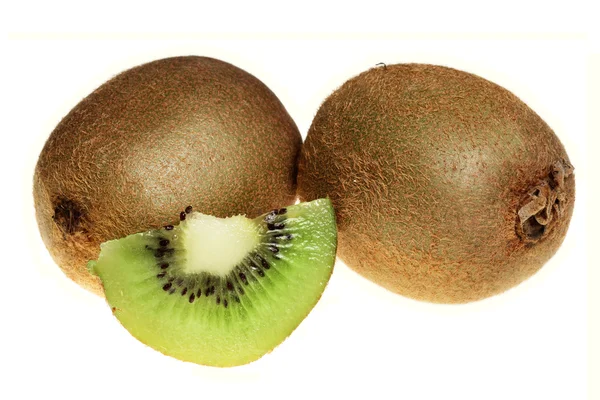 Los frutos maduros del kiwi sobre el fondo blanco — Foto de Stock