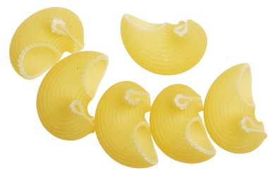 Beyaz bir arka plan üzerinde kuru makarna