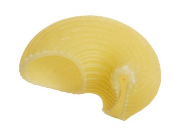 Beyaz bir arka plan üzerinde kuru makarna