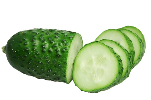 Beyaz arka planda yeşil salatalıklar — Stok fotoğraf