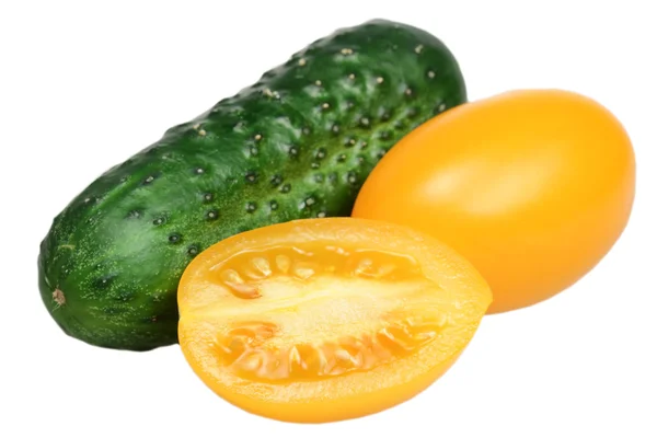 Frische Gurken und Tomaten auf weißem Hintergrund — Stockfoto