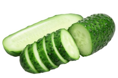 Beyaz arka planda yeşil salatalıklar