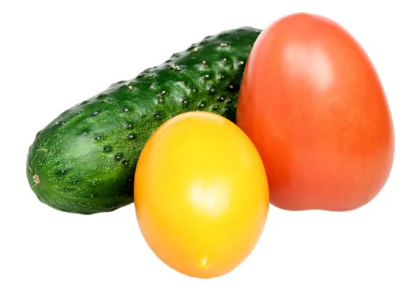 Pepino fresco y tomate sobre un fondo blanco —  Fotos de Stock