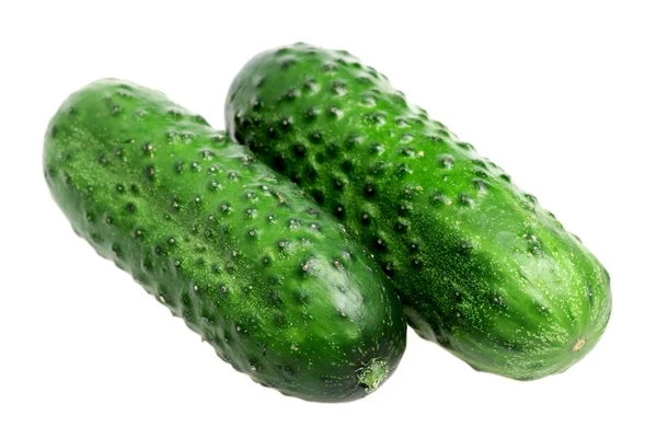 Groene komkommers op een witte achtergrond — Stockfoto