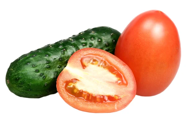 Frische Gurken und Tomaten auf weißem Hintergrund — Stockfoto