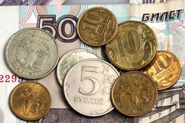 Російські гроші на білому фоні — стокове фото