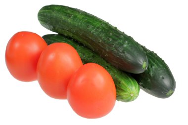 salatalık ve domates beyaz zemin üzerine