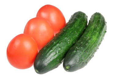 salatalık ve domates beyaz zemin üzerine