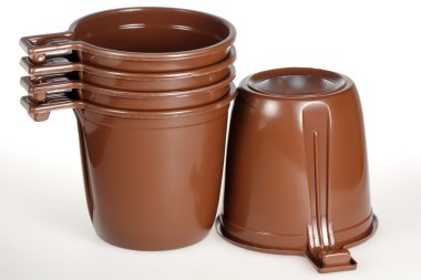 beyaz zemin üzerinde plastik kupa