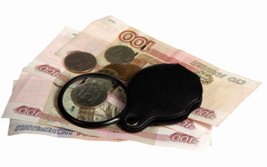 Rus parası ve Büyüteç camı beyaz bir arka plan üzerinde 