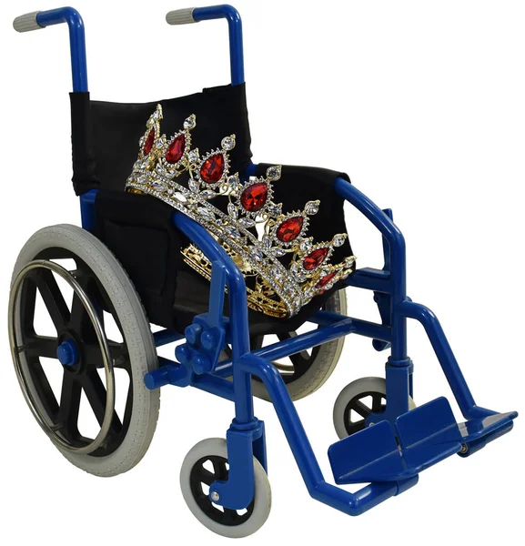 Coroa Jeweled Sentado Uma Cadeira Rodas Azul Mostrando Tratamento Real — Fotografia de Stock