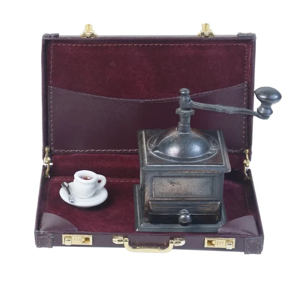 Molinillo de café y taza en un maletín — Foto de Stock