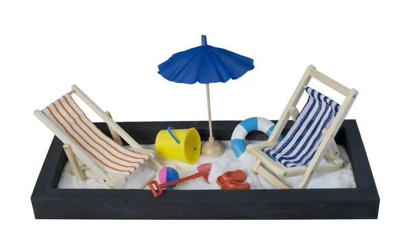 Strandstoelen met paraplu en schop en emmer — Stockfoto