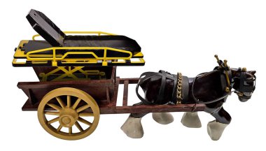 At arabasında sedye taşıyan bir at tarafından yapılan yavaş tıbbi işlemler.