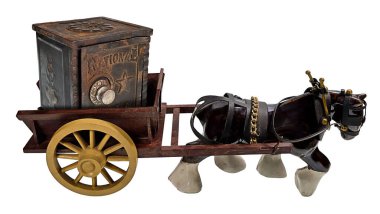 Para kazanmak, eski bir kasayla ahşap bir arabayı sürükleyen bir at tarafından yavaş gösterilir.