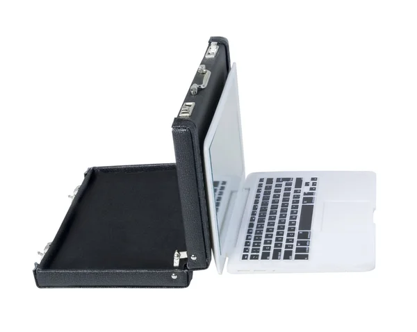 Aktentasche hinter Laptop — Stockfoto