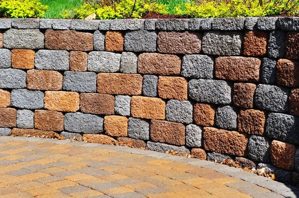 Retaining wall and patio — Stock Photo, Image