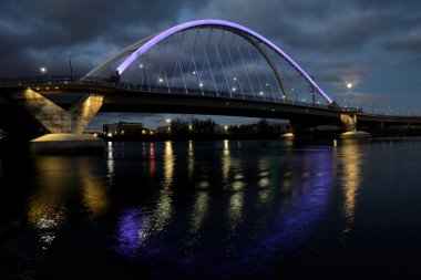 Lowry bizi bir daha Minneapolis mor aydınlatma ile