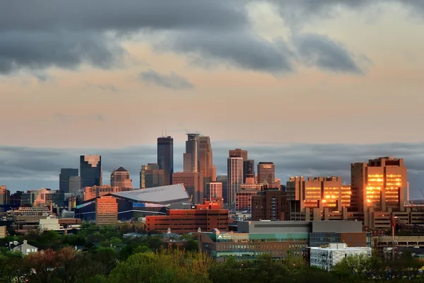 Міннеаполіс Skyline з Міннесоти вікінгів нам Банк стадіон — стокове фото