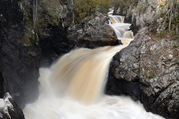 Un río en cascada —  Fotos de Stock