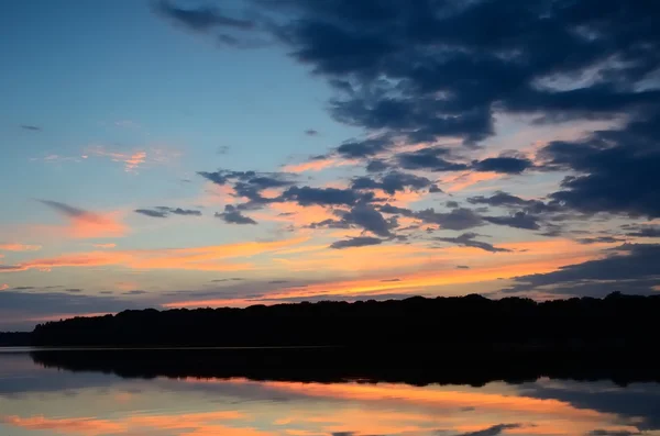 Solnedgången reflektioner på Linwood sjö — Stockfoto