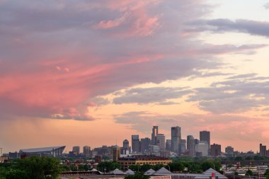 Gün batımında Minneapolis manzarası
