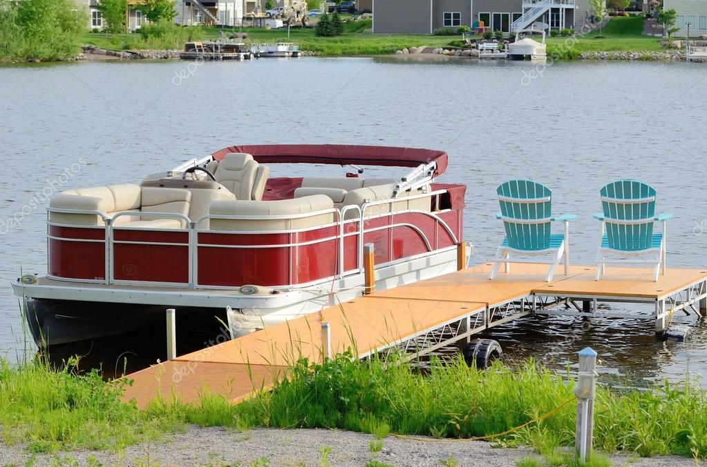 Photos pontoon boat docks Pontoon Boat Tied to a Dock — Stock Photo