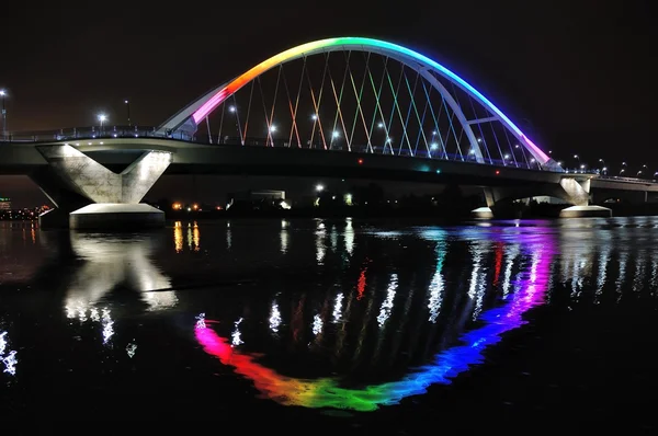 Лоурі Avenue Bridge в Міннеаполісі, що світиться в кольори веселки — стокове фото