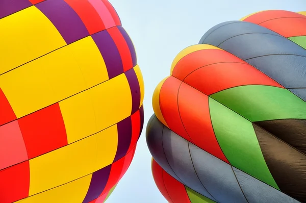 Zwei bunte Heißluftballons — Stockfoto