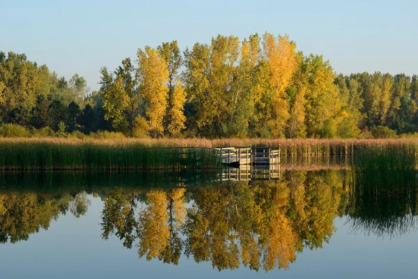 Couleurs d'automne réfléchies sur un lac — Photo