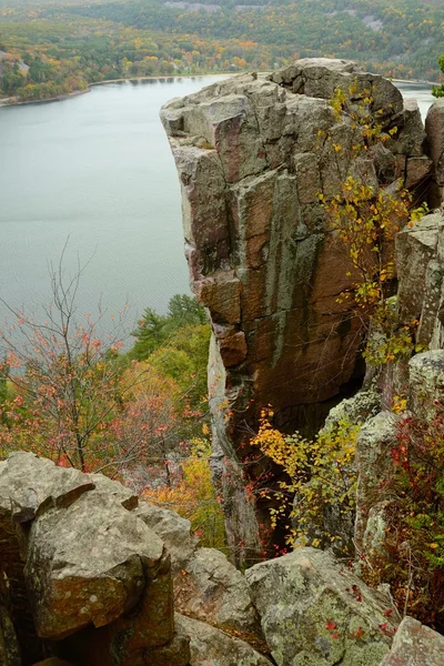 암석에 위스콘신의 악마 호수 주립 공원 — 스톡 사진