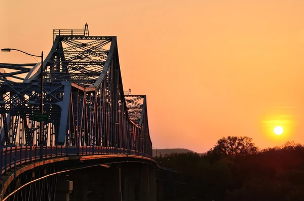 Bro vid solnedgången — Stockfoto