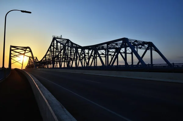 Brug bij zonsondergang — Stockfoto