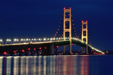 gece Mackinac Köprüsü