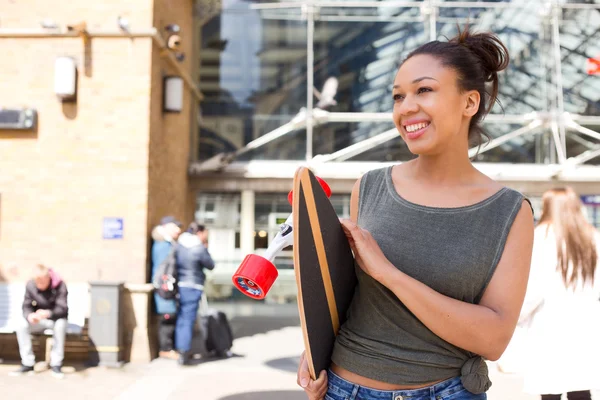 Skateboard girl in the city — Stock Photo, Image