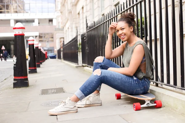 Gelukkig skateboard meisje op zoek ontspannen — Stockfoto