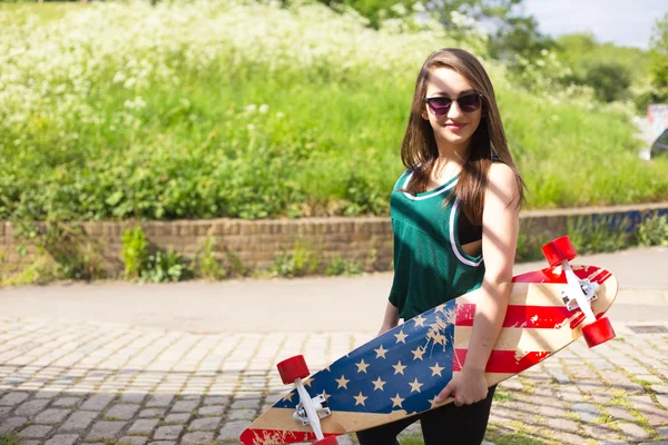 Skateboard meisje in het park — Stockfoto