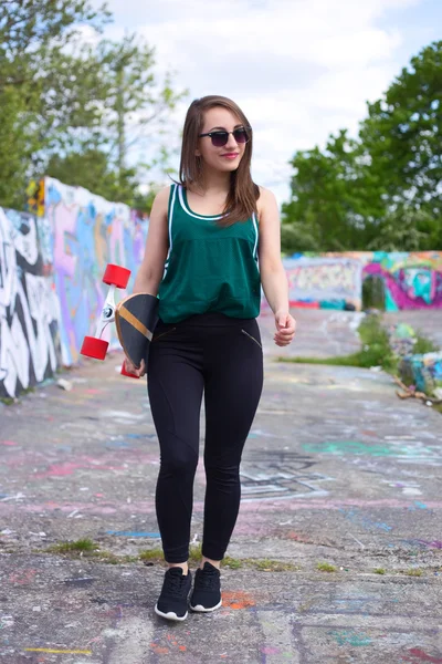 Skateboard meisje lopen met haar bord — Stockfoto